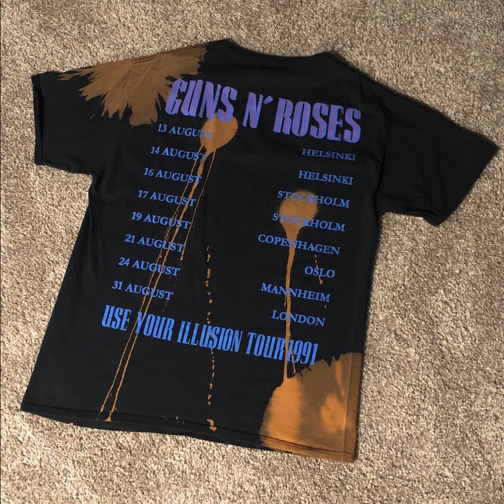 Guns & Roses T-Shirt - Picture 2 of 3